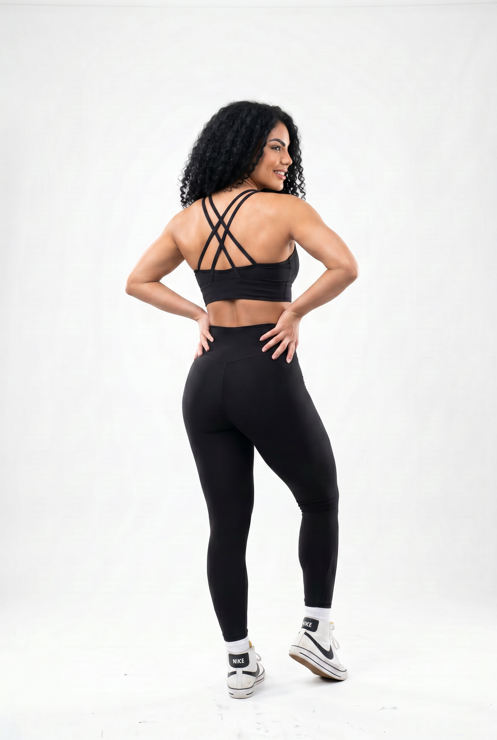VYVAE Push-Up Yoga Set Black - Side